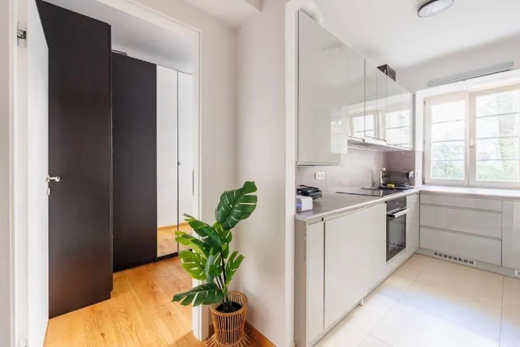 Apartment Near Metro 16 & Netflix - Kingsize Bed Вена 0*,  Австрия