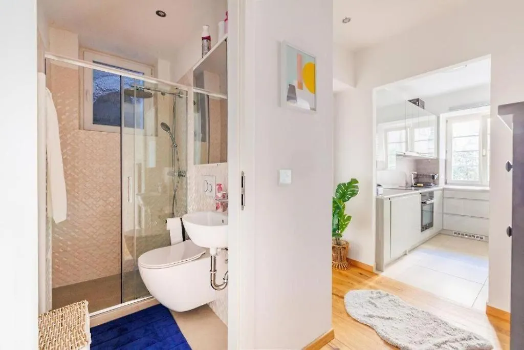 Apartment Near Metro 16 & Netflix - Kingsize Bed Вена